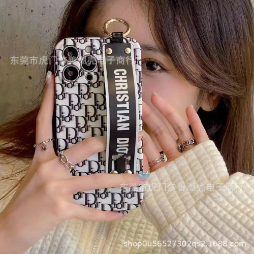 潮牌手腕手機殼適用iPhone 15Promax全包軟殼高檔輕奢款14pro女13 潮牌手腕手機殼適用iPhone 15Promax全包軟殼高檔輕奢款14pro女13