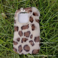 生産開髮新款裡布壓log獺兔毛長毛貼牢豹點毛絨手機殼