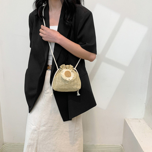 2024草編可愛ins夏單肩斜後背包個性少女編織包包女包新款潮水桶包
