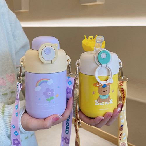 小巧兒童保溫杯女生帶背帶吸管杯男316不鏽鋼水杯可愛杯子ins 小巧兒童保溫杯女生帶背帶吸管杯男316不鏽鋼水杯可愛杯子ins