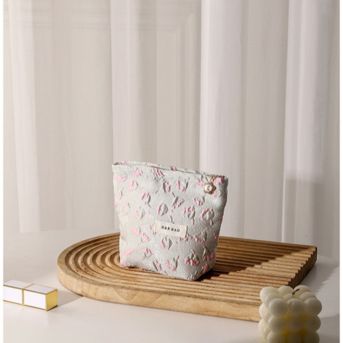 浮雕碎花學生可攜式收納包大容量清新少女逛街日常搭配高顔值化妝包 浮雕碎花學生可攜式收納包大容量清新少女逛街日常搭配高顔值化妝包