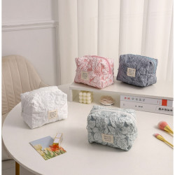 化妝包in’s清新浮雕化妝包大容量高級感可攜式收納包枕頭包洗潄包