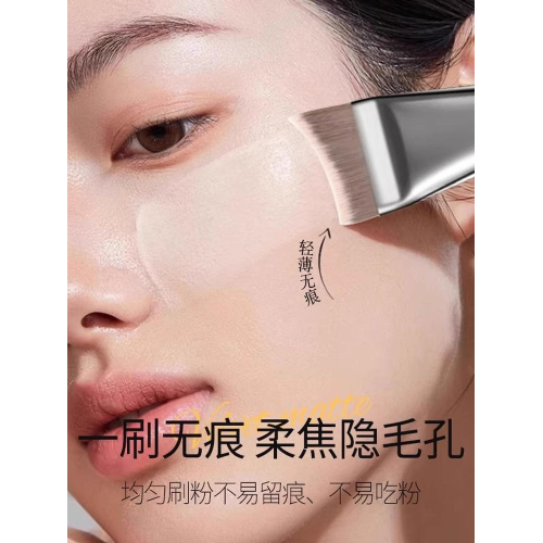 2026新款一字月牙粉底刷扁頭弧形女自然無痕均勻服帖不吃粉魚尾刷