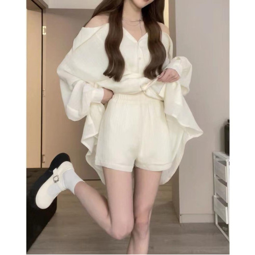 春季溫柔系穿搭女2025新款韓版設計感露肩顯瘦上衣百搭短褲兩件套