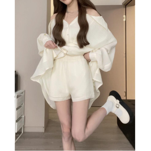 春季溫柔系穿搭女2025新款韓版設計感露肩顯瘦上衣百搭短褲兩件套