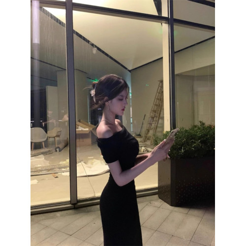黑色一字肩連衣裙女初夏穿搭禦姐高級感收腰中長裙法式短袖包臀裙