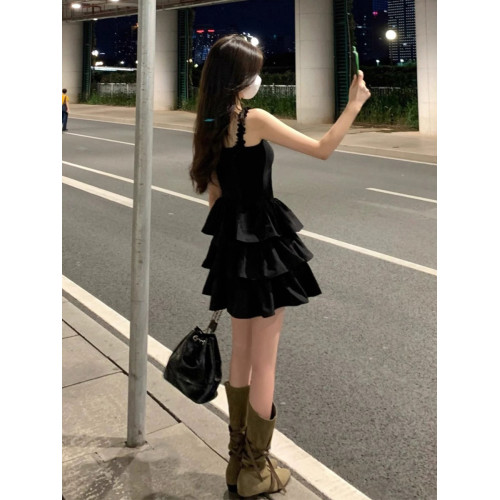 法式新款吊帶連衣裙子女夏季高級感赫本風氣質打底絕美小黑裙早秋