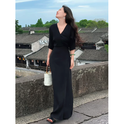 法式赫本風黑色綁帶V領連衣裙女2025夏季新款氣質輕奢高級感長裙