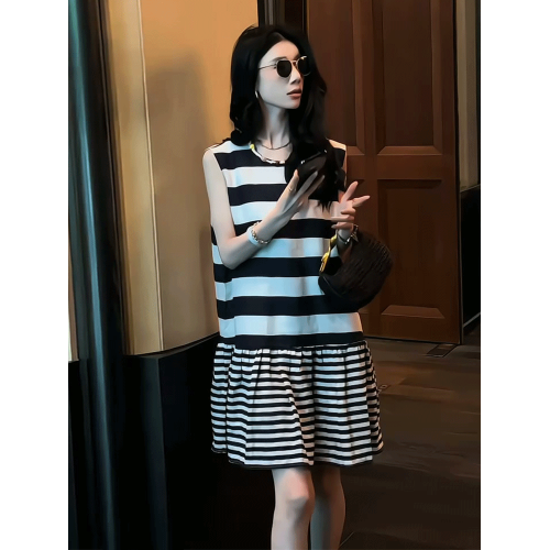 撞色條紋連衣裙女2025夏季新款高級感氣質漂亮拼接圓領無袖背心裙