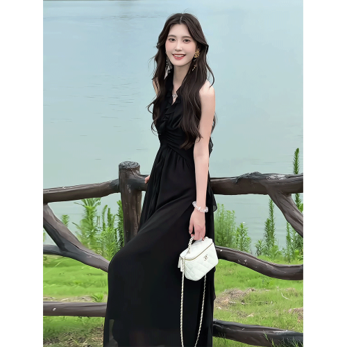 法式黑色高級感荷葉邊掛脖連衣裙女夏季海邊度假風收腰顯瘦長裙子
