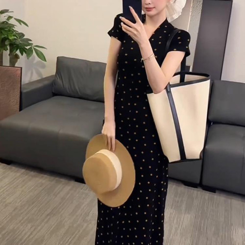 純欲風星星V領連衣裙2025新款修身收腰顯瘦設計感包臀裙時尚長裙