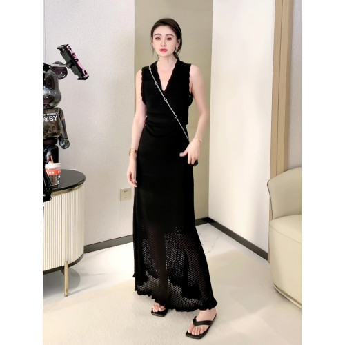 法式針織吊帶連衣裙女夏季設計感高腰V領勾花鏤空高級感長款裙子