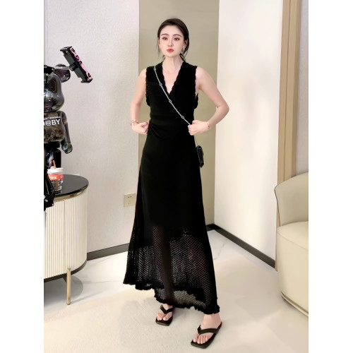 法式針織吊帶連衣裙女夏季設計感高腰V領勾花鏤空高級感長款裙子