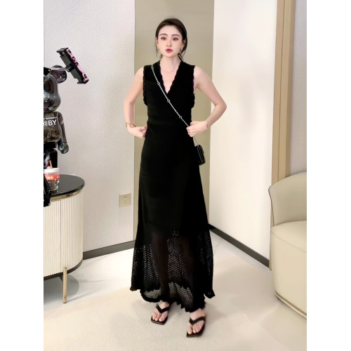 法式針織吊帶連衣裙女夏季設計感高腰V領勾花鏤空高級感長款裙子