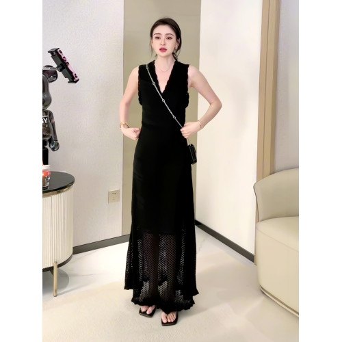 法式針織吊帶連衣裙女夏季設計感高腰V領勾花鏤空高級感長款裙子