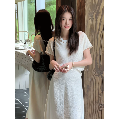 法式氣質優雅V領短袖連衣裙女2025夏季新款肌理感收腰顯瘦A字長裙