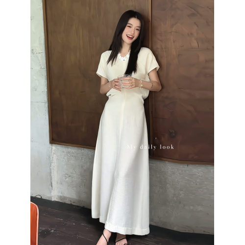 法式氣質優雅V領短袖連衣裙女2025夏季新款肌理感收腰顯瘦A字長裙