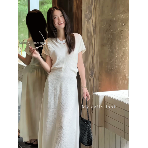 法式氣質優雅V領短袖連衣裙女2025夏季新款肌理感收腰顯瘦A字長裙