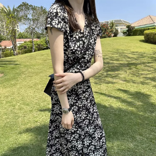明星同款2025夏季新款修身顯瘦韓版復古氣質v領碎花雪紡連衣裙女