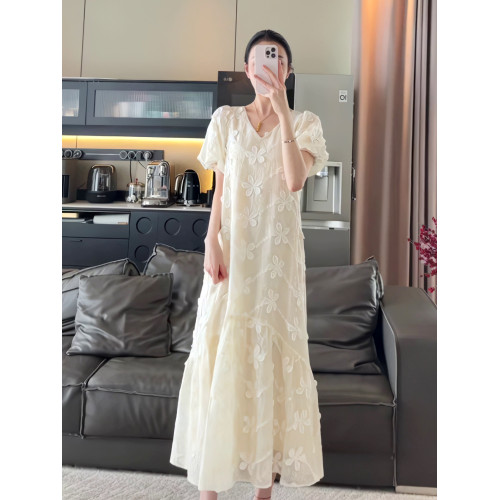 優雅知性獨特白色花朵連衣裙2025設計感寬松遮肉顯瘦泡泡袖長裙夏