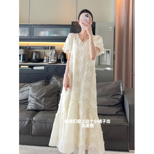 優雅知性獨特白色花朵連衣裙2025設計感寬松遮肉顯瘦泡泡袖長裙夏