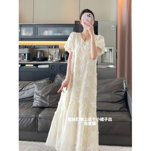 優雅知性獨特白色花朵連衣裙2025設計感寬松遮肉顯瘦泡泡袖長裙夏