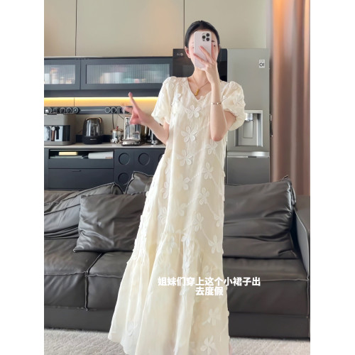 優雅知性獨特白色花朵連衣裙2025設計感寬松遮肉顯瘦泡泡袖長裙夏