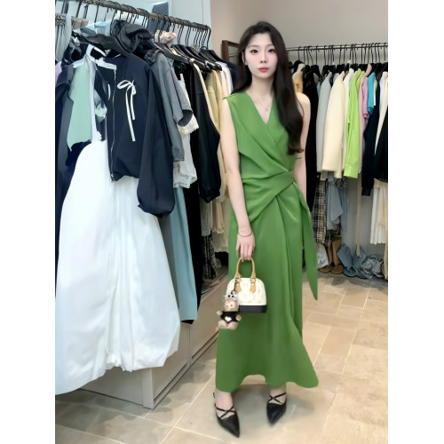 法式V領一片式連衣裙女2025夏季新款高級感氣質收腰顯瘦無袖長裙