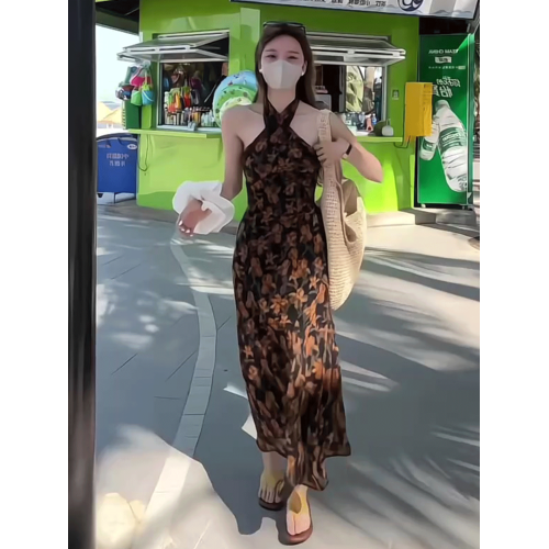 法式度假風掛脖碎花連衣裙女夏季2025新款高級感收腰顯瘦氣質長裙