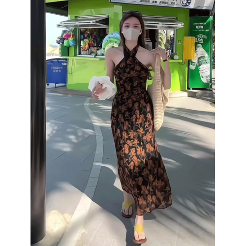 法式度假風掛脖碎花連衣裙女夏季2025新款高級感收腰顯瘦氣質長裙