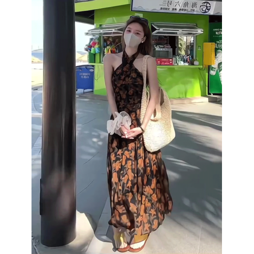 法式度假風掛脖碎花連衣裙女夏季2025新款高級感收腰顯瘦氣質長裙