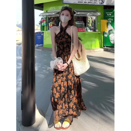法式度假風掛脖碎花連衣裙女夏季2025新款高級感收腰顯瘦氣質長裙