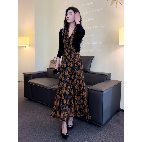 復古V領碎花掛脖吊帶連衣裙女2025新款寬松露肩顯瘦裙子氣質長裙