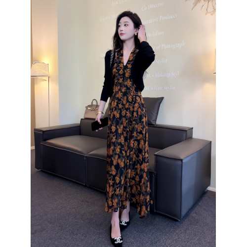 復古V領碎花掛脖吊帶連衣裙女2025新款寬松露肩顯瘦裙子氣質長裙