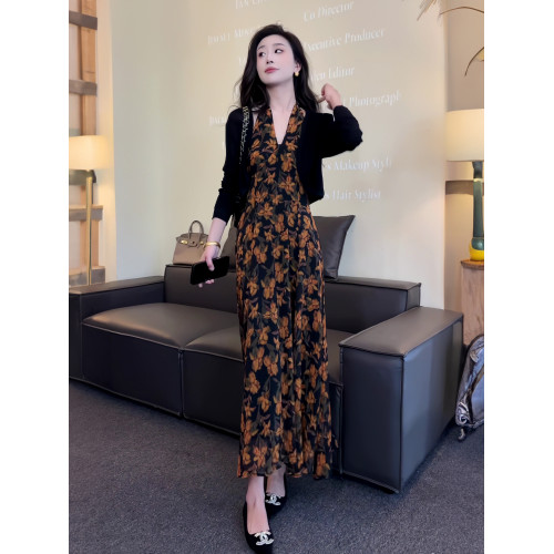 復古V領碎花掛脖吊帶連衣裙女2025新款寬松露肩顯瘦裙子氣質長裙