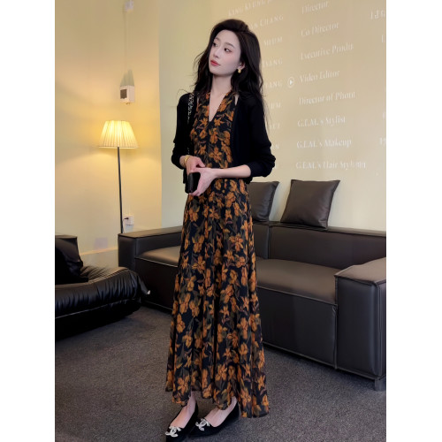 復古V領碎花掛脖吊帶連衣裙女2025新款寬松露肩顯瘦裙子氣質長裙