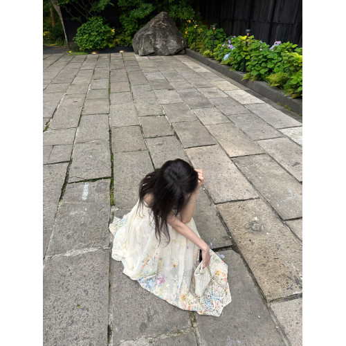 【秘鏡花園】重工刺綉吊帶連衣裙女度假風收腰顯瘦海邊絕美長裙子