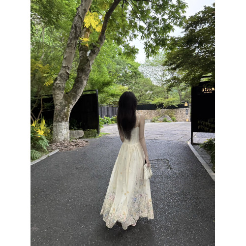 【秘鏡花園】重工刺綉吊帶連衣裙女度假風收腰顯瘦海邊絕美長裙子