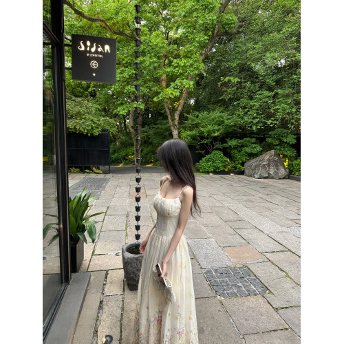 【秘鏡花園】重工刺綉吊帶連衣裙女度假風收腰顯瘦海邊絕美長裙子