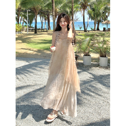 法式超仙吊帶連衣裙女夏季新款高級感顯瘦三亞海邊度假風沙灘長裙