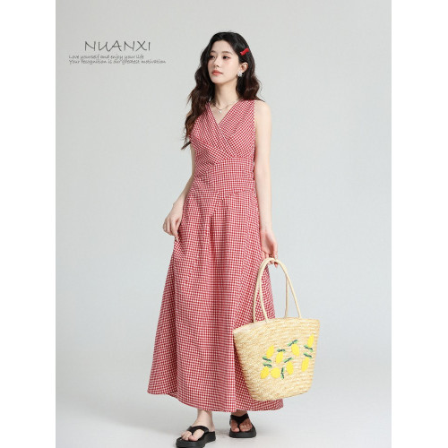 暖兮NUANXI法式氣質紅色格子掛脖連衣裙女2025夏新款收腰顯瘦長裙
