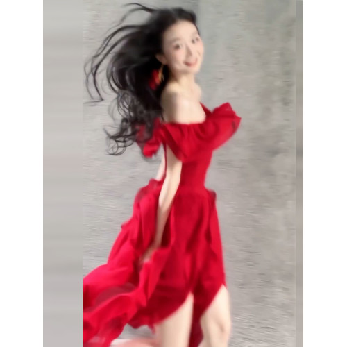 法式一字肩荷葉邊紅色連衣裙子女裝夏季2025新款度假沙灘收腰長裙