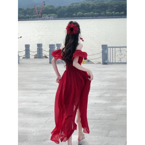 法式一字肩荷葉邊紅色連衣裙子女裝夏季2025新款度假沙灘收腰長裙