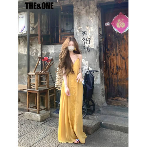 黃色吊帶連衣裙女2025夏季新款海邊度假風寬松露背絕美高級感長裙