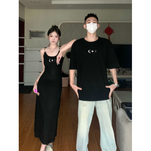 甜辣風情侶裝夏一裙一衣高級感潮牌短袖男t恤女吊帶長裙2025新款