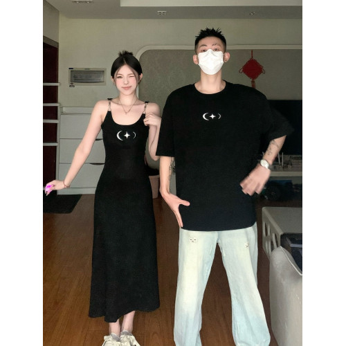甜辣風情侶裝夏一裙一衣高級感潮牌短袖男t恤女吊帶長裙2025新款