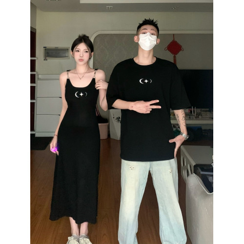 甜辣風情侶裝夏一裙一衣高級感潮牌短袖男t恤女吊帶長裙2025新款