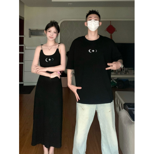 甜辣風情侶裝夏一裙一衣高級感潮牌短袖男t恤女吊帶長裙2025新款