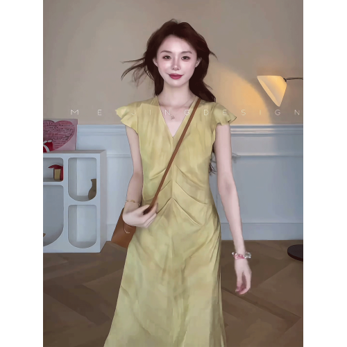 法式褶皺收腰V領小飛袖連衣裙女夏季今年流行的漂亮裙子度假長裙