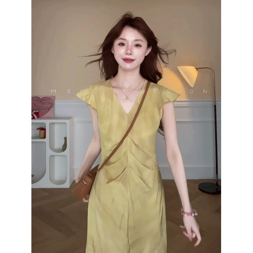 法式褶皺收腰V領小飛袖連衣裙女夏季今年流行的漂亮裙子度假長裙